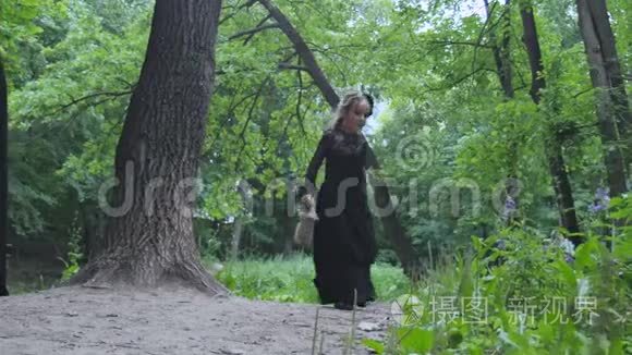 小女巫在树林里散步