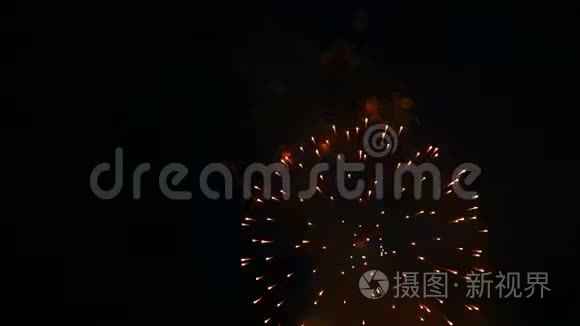 夜空中五彩缤纷的焰火视频