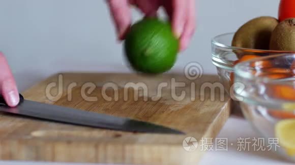 女人用刀子在木板上切柠檬，特写。 漂亮的软焦镜头。 保健食品概念