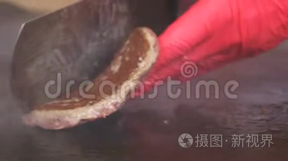 大厨师在烧烤炉上翻炒肉面视频