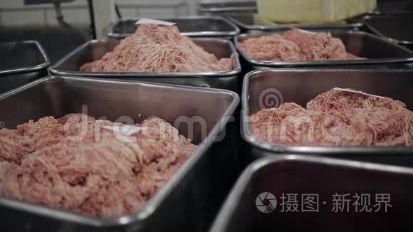 香肠肉糜的生产。 很多猪肉和牛肉的肉末