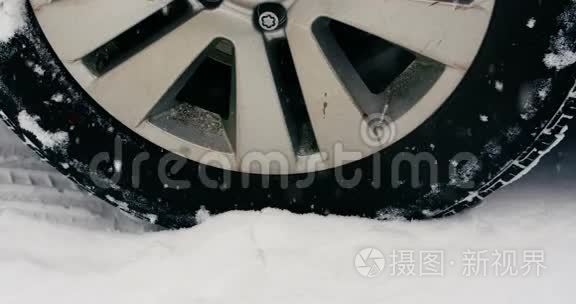 雪时汽车轮胎在雪地上移动视频