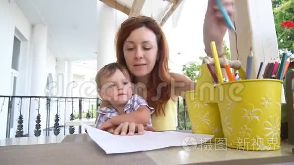 妈妈带着儿子宝宝画着彩色铅笔