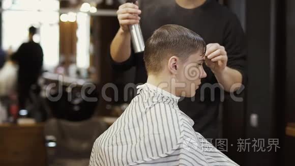 专业理发师为年轻人理发