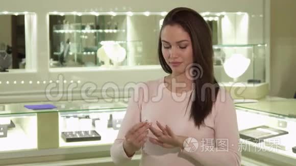 女人在珠宝店试戴戒指视频