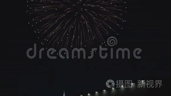 烟花表演夜晚无人爆发派对烟火。