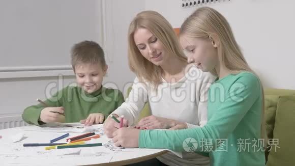 快乐的家庭或母亲与可爱的孩子画彩色铅笔