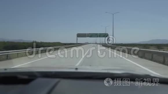 在佐治亚高加索夏季山区高速公路上开车