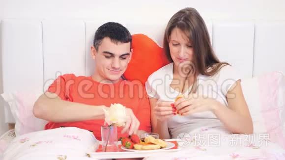 两个人在床上吃早餐视频