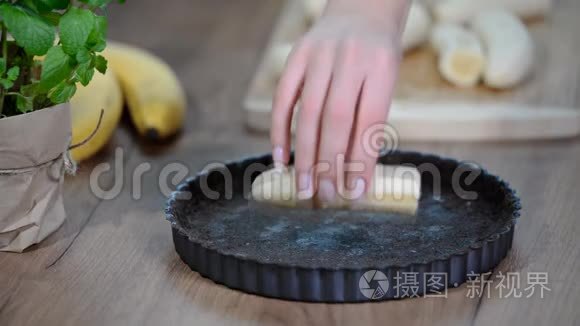 厨房里的女人在做香蕉蛋糕视频