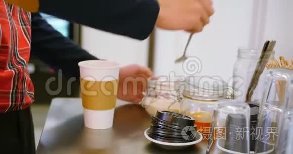 服务员在钢桌上煮咖啡视频