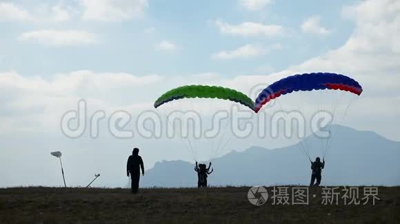 学会用降落伞飞行视频