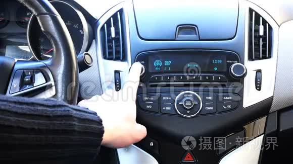 人的手按动汽车手动控制的按钮视频