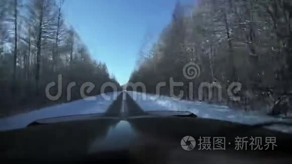 在白雪皑皑的道路上穿过冬天的森林