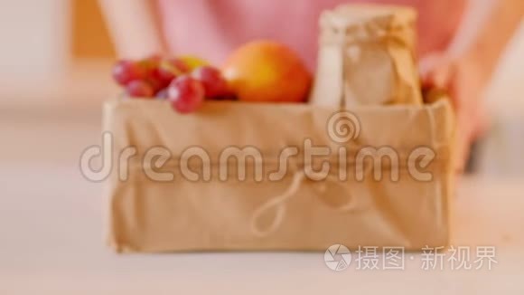 健康营养食品妇女盒装果汁视频