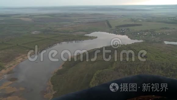 湖泊和田野的精细鸟瞰图视频