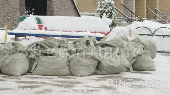 躺在雪地里的袋子里的建筑垃圾视频