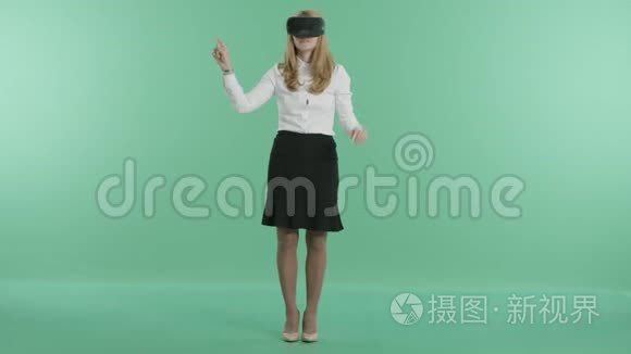 一个女孩在虚拟现实眼镜里工作