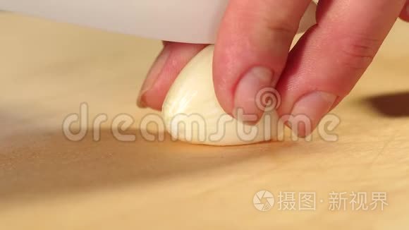 女人切片上的大蒜，特写。