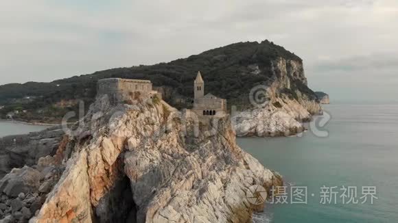 威尼斯港圣彼得教堂的鸟瞰图视频