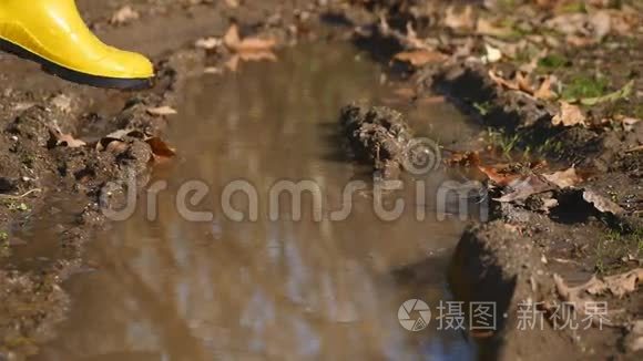 肮脏的橡胶靴子缓慢地进入脏水视频