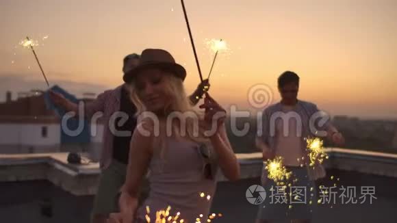 俄罗斯女孩用孟加拉灯跳舞视频