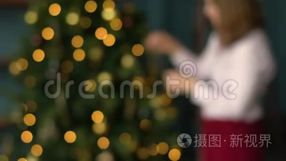 快乐的母子装饰圣诞树视频