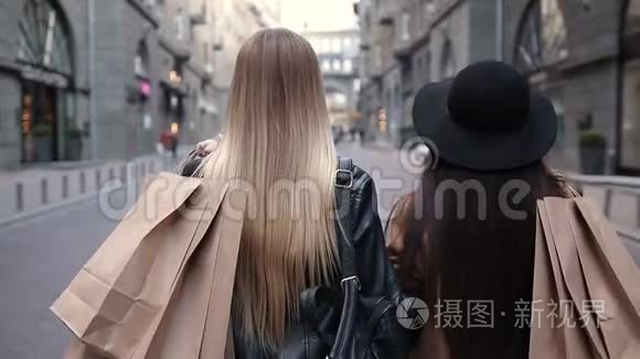 两个带购物袋的步行妇女的后景视频
