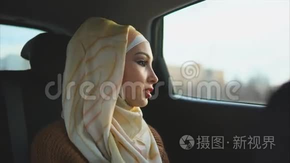 中东妇女乘出租车在城市旅行视频