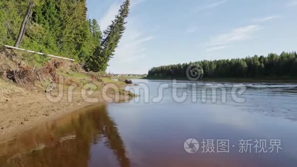 从西伯利亚河岸到村庄的景色