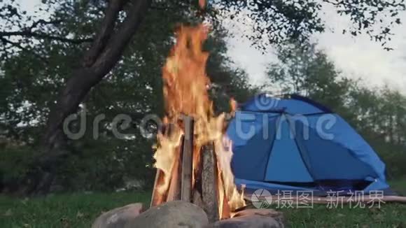 河边森林里的篝火和旅游帐篷