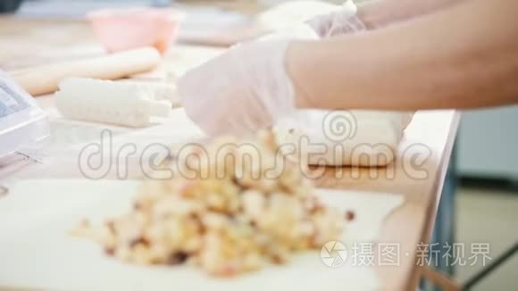 在面包店做蛋糕和制作苹果派视频