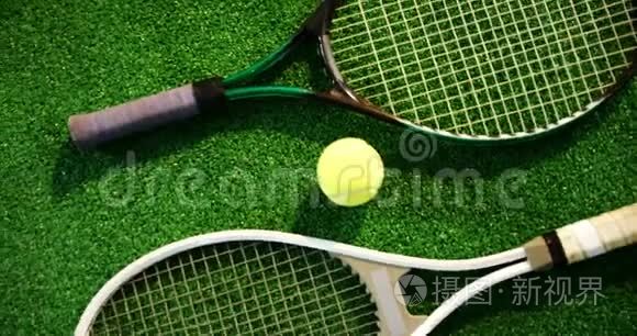 网球和球拍布置在草地上视频