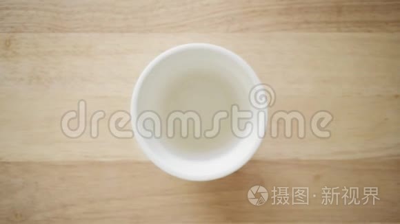 白色美式咖啡杯的俯视图视频