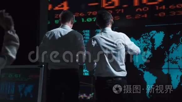 两个股票经纪人在直播市场前视频