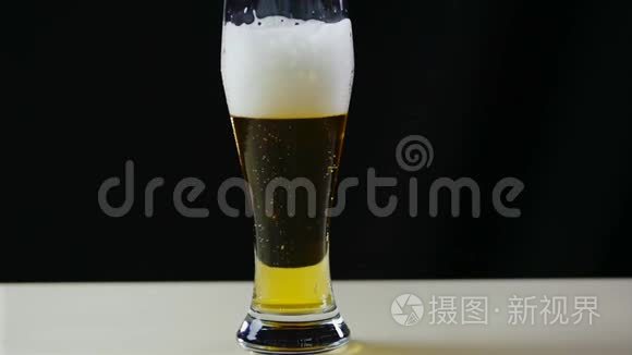 玻璃与啤酒缓慢移动气泡4K框架-气泡和泡沫迅速移动在啤酒玻璃。 泡沫滑下玻璃