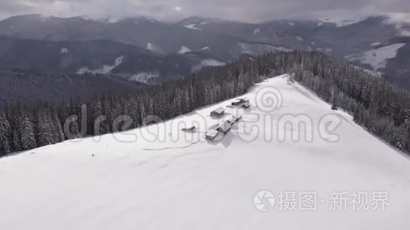 飞越雪山上的小屋