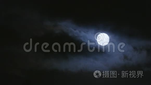 明亮的月亮透过黑夜的云层照耀视频