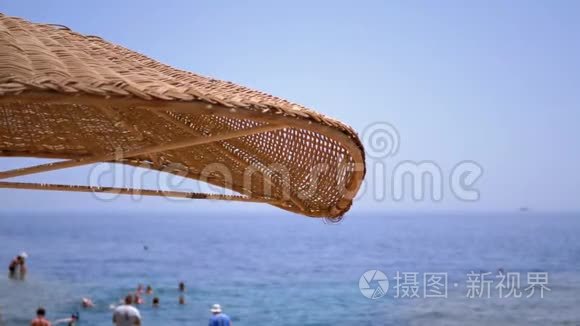 太阳伞在埃及红海的海滩上。 沙姆沙伊赫珊瑚礁海岸阳光度假村