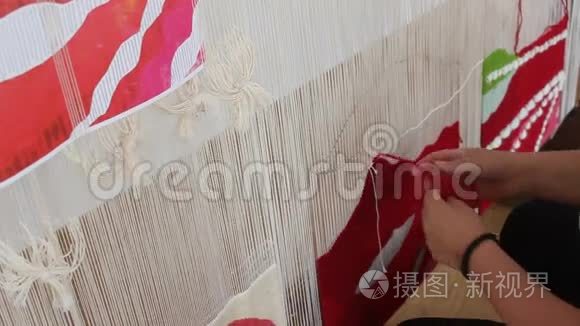 在织布机工作的女人视频