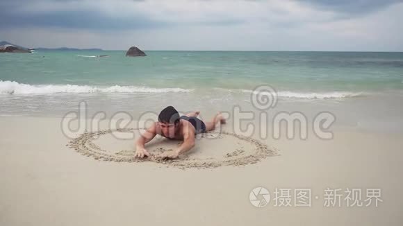 年轻人在海滨潮湿的沙滩上画了一个心脏符号。 慢动作。 1920x1080