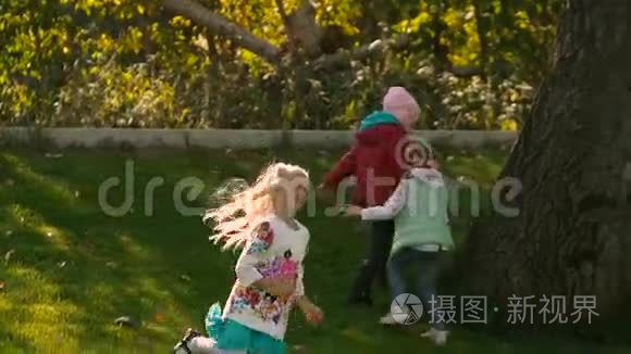 一个金发女孩在球场上和其他孩子玩耍