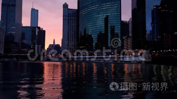 芝加哥市中心，芝加哥河。 早上好，日出。 城市景观。