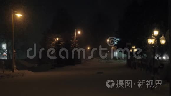 荒凉的雪道上的冬夜景象