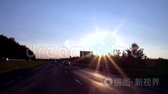 日落时分在高速公路上快速行驶视频