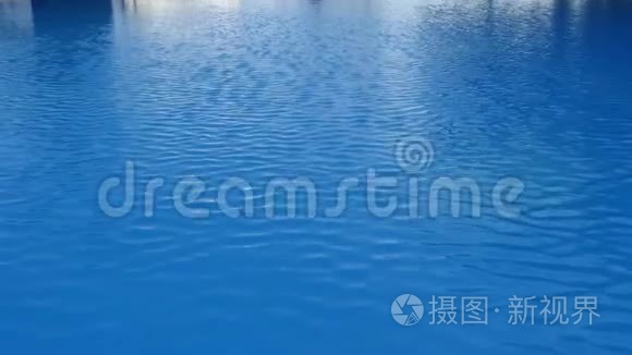 游泳池的水的俯视图.. 抽象蓝色背景。