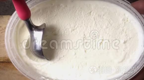 香草冰淇淋用勺子舀出容器
