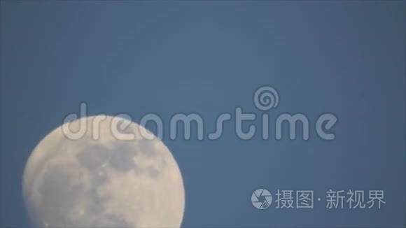 月亮在黄昏的天空视频