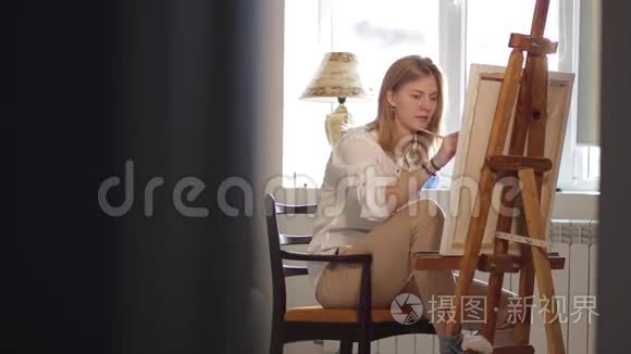 坐在椅子上画画的女人