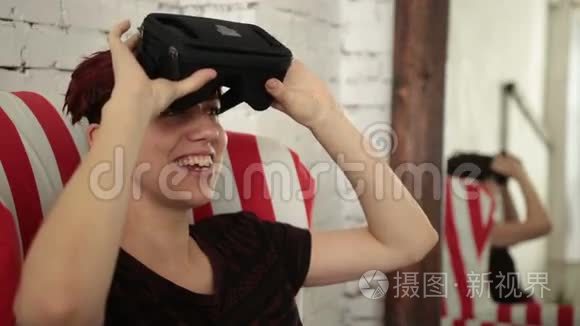 年轻女性使用虚拟现实耳机视频
